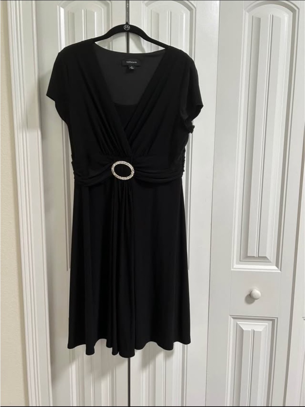 Short Sleeve Black V-Neck Dress with Decorative Rhinestone Buckle
